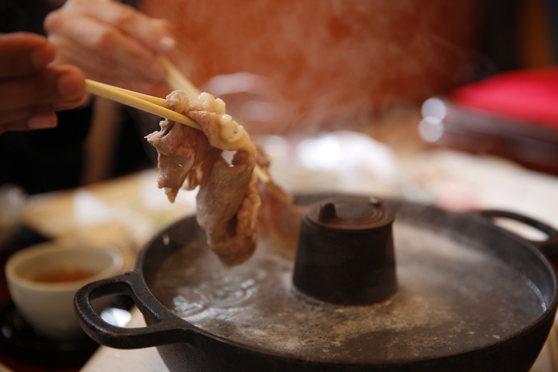 福島是農業縣，大米生產量是全國第五，肉質上盛的「福島牛」也是名物之一。所有福島米及和牛都需要全部經過輻射檢測，方可推出市場。日本政府目前使用的食品輻射量安全指標為每公斤100貝可，比國際標準Codex每公斤1000貝可的標準嚴格。（毛詠琪攝）