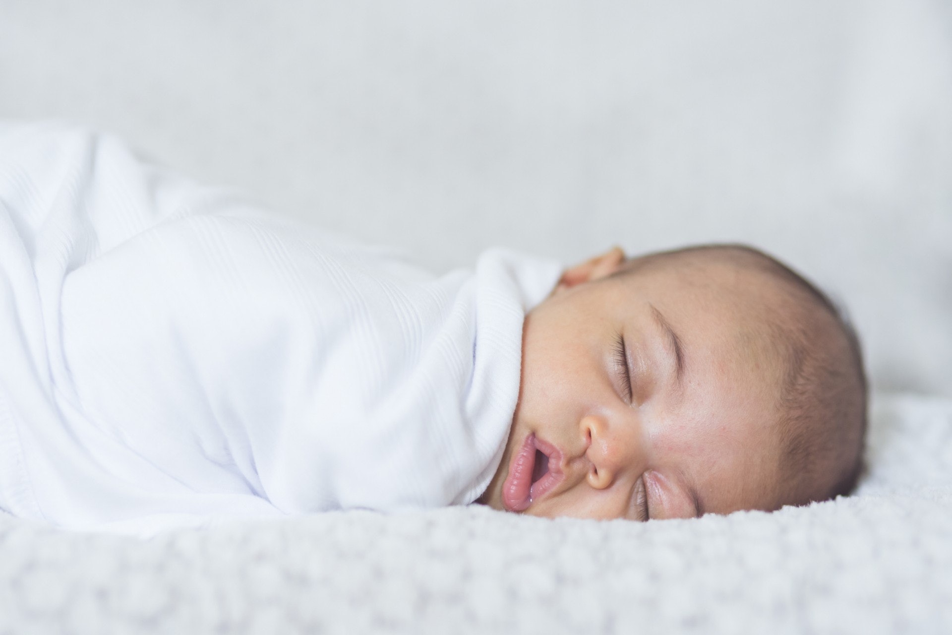 每一條生命都得來不易,為了降低嬰兒猝死症的發生機會,請父母務必提供一個安全的睡眠環境,讓寶寶安穩入睡,順利成長!(Gettyimages/視覺中國) 每一條生命都得來不易,為了降低嬰兒猝死症的發生機會,請父母務必提供一個安全的睡眠環境,讓寶寶安穩入睡,順利成長!(Gettyimages/視覺中國)