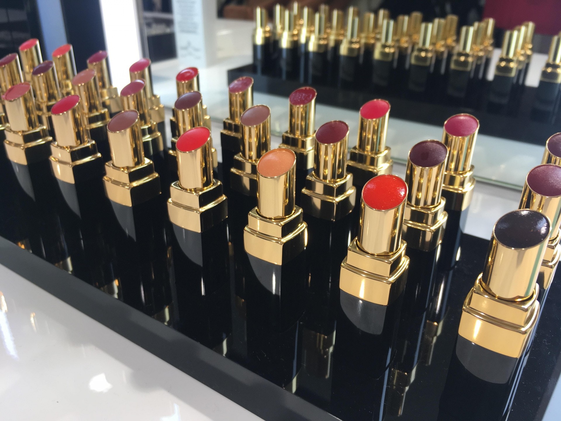 Chanel全新27款唇膏登場透明蓋透視顏色另推新產品為唇色添質感