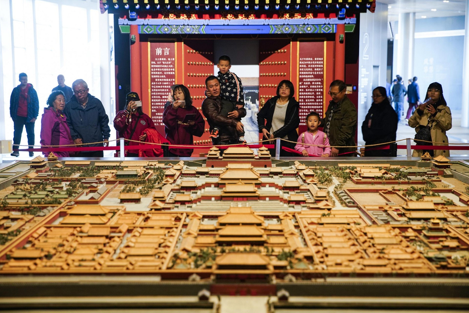 遊客們正饒有興致地觀看故宮文物。（視覺中國）