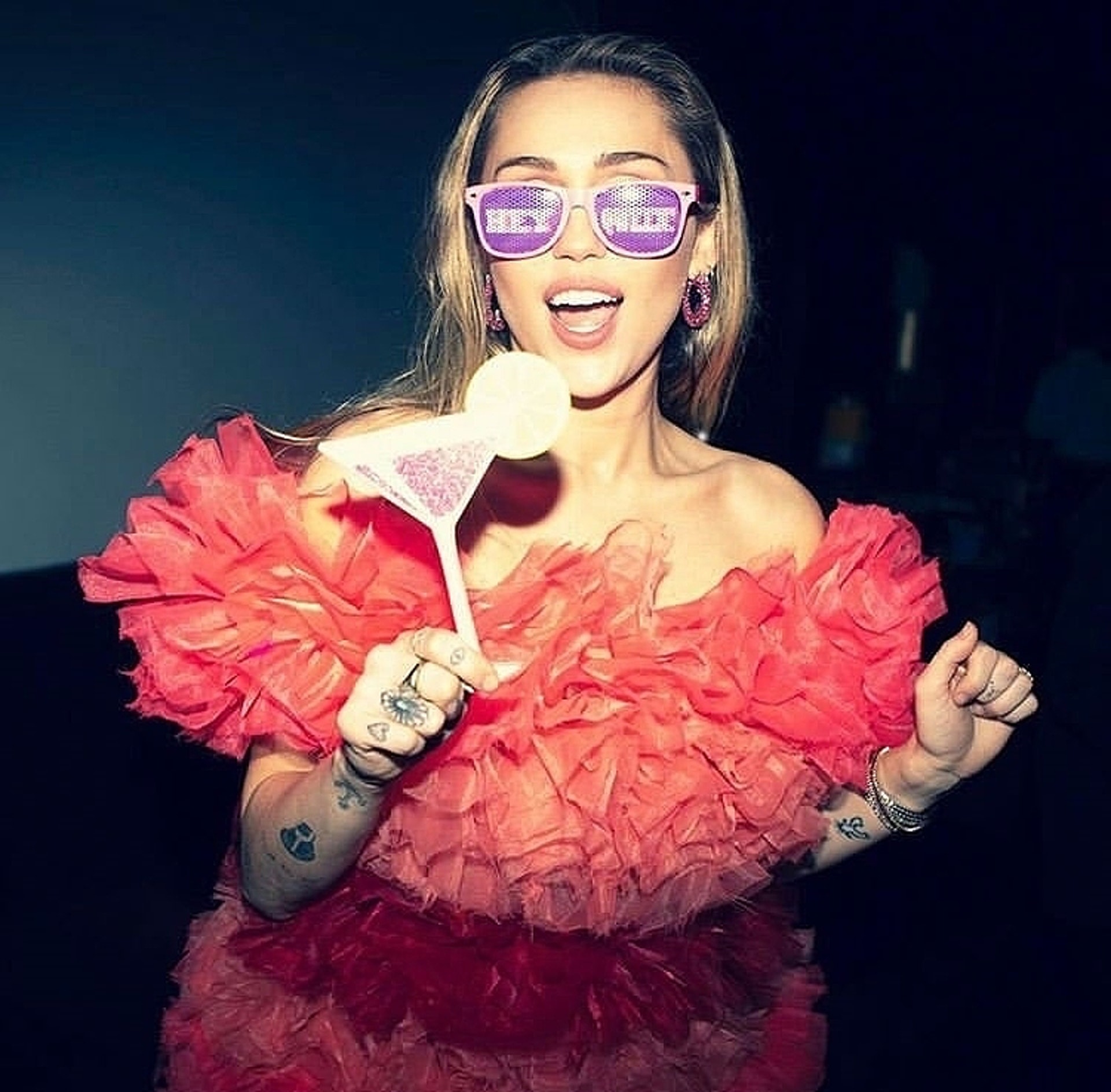 Miley Cyrus癲癲喪喪,曾多次因出位言行被抨擊。(視覺中國) Miley Cyrus癲癲喪喪,曾多次因出位言行被抨擊。(視覺中國)