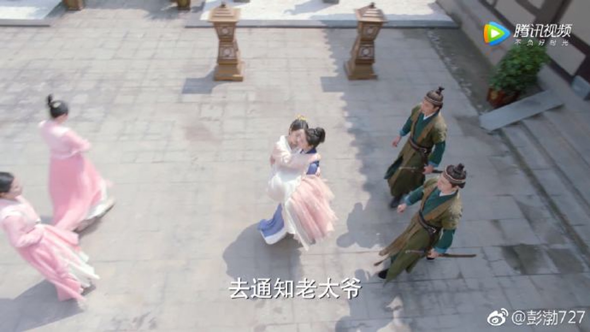 作為花不棄(林依晨飾)的貼身女護衛,小蝦(彭渤飾)抱起主人居然冇難度,原來是因為身材夠大隻(《小女花不棄》劇照@彭渤微博) 作為花不棄(林依晨飾)的貼身女護衛,小蝦(彭渤飾)抱起主人居然冇難度,原來是因為身材夠大隻(《小女花不棄》劇照@彭渤微博)