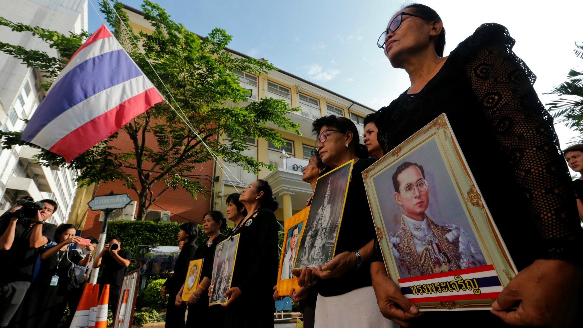 泰王普密蓬在2016年駕崩,泰國進入國喪期一年,大選亦因而延遲。(路透社)