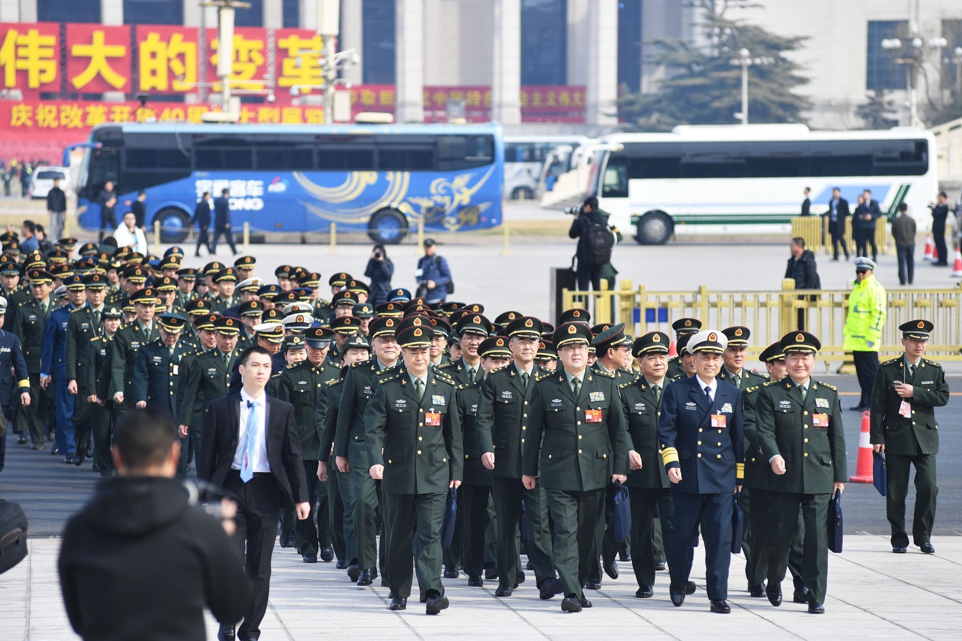 2019年3月8日,十三屆全國人大二次會議舉行第二次全體會議,會前解放軍代表團列隊從天安門廣場步入人民大會堂,動作整齊劃一。(視覺中國) 2019年3月8日,十三屆全國人大二次會議舉行第二次全體會議,會前解放軍代表團列隊從天安門廣場步入人民大會堂,動作整齊劃一。(視覺中國)