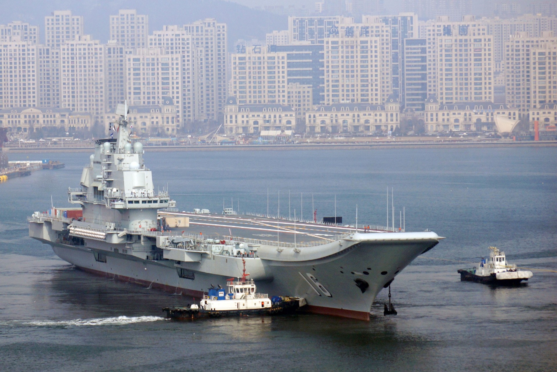 2月24日,完成升級改造的遼寧艦駛回青島海軍基地。(視覺中國)