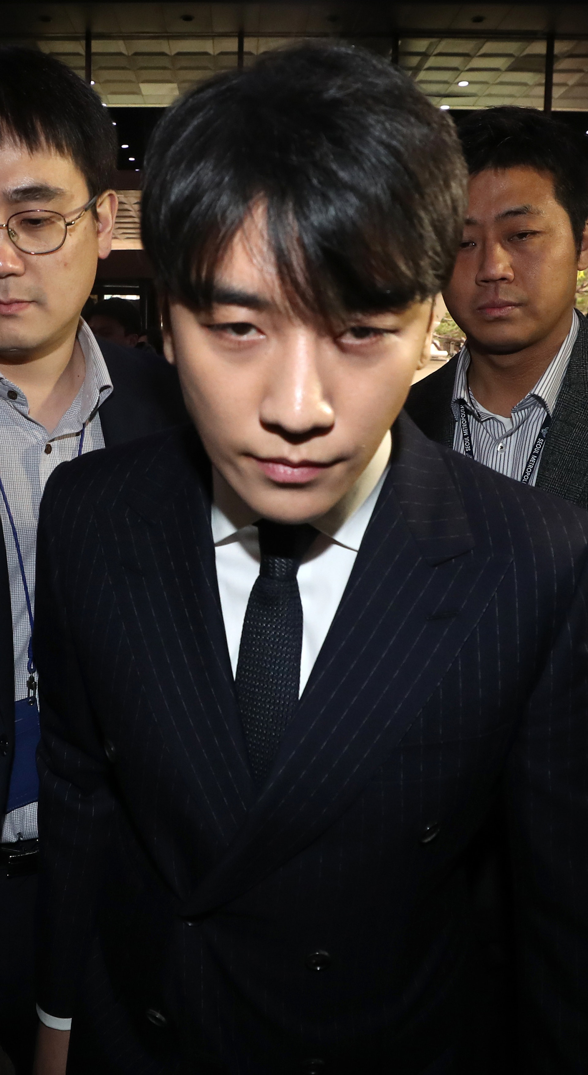 勝利(本名李昇炫)今日(14日)下午以性交易嫌疑者身份到首爾地方警察廳接受調查。(視覺中國) 勝利(本名李昇炫)今日(14日)下午以性交易嫌疑者身份到首爾地方警察廳接受調查。(視覺中國)