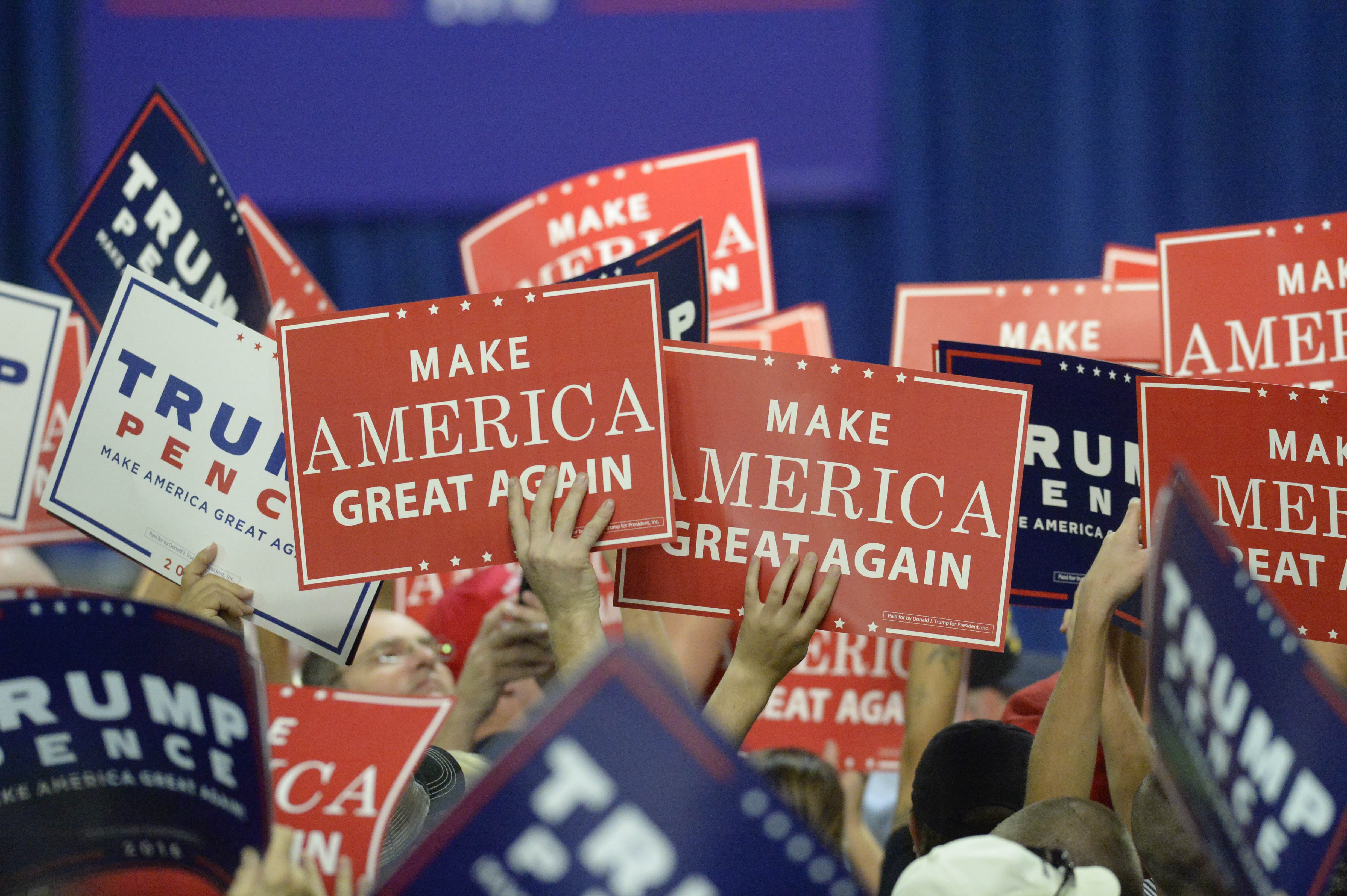 經濟不平等損害民主的功能，並使支持威權聲音乘勢壯大，情況如同美國約半數選民早知特朗普的反民主傾向，但仍會被他的「美國優先」、「把工作帶回來」等口號迷惑。（Getty Images）