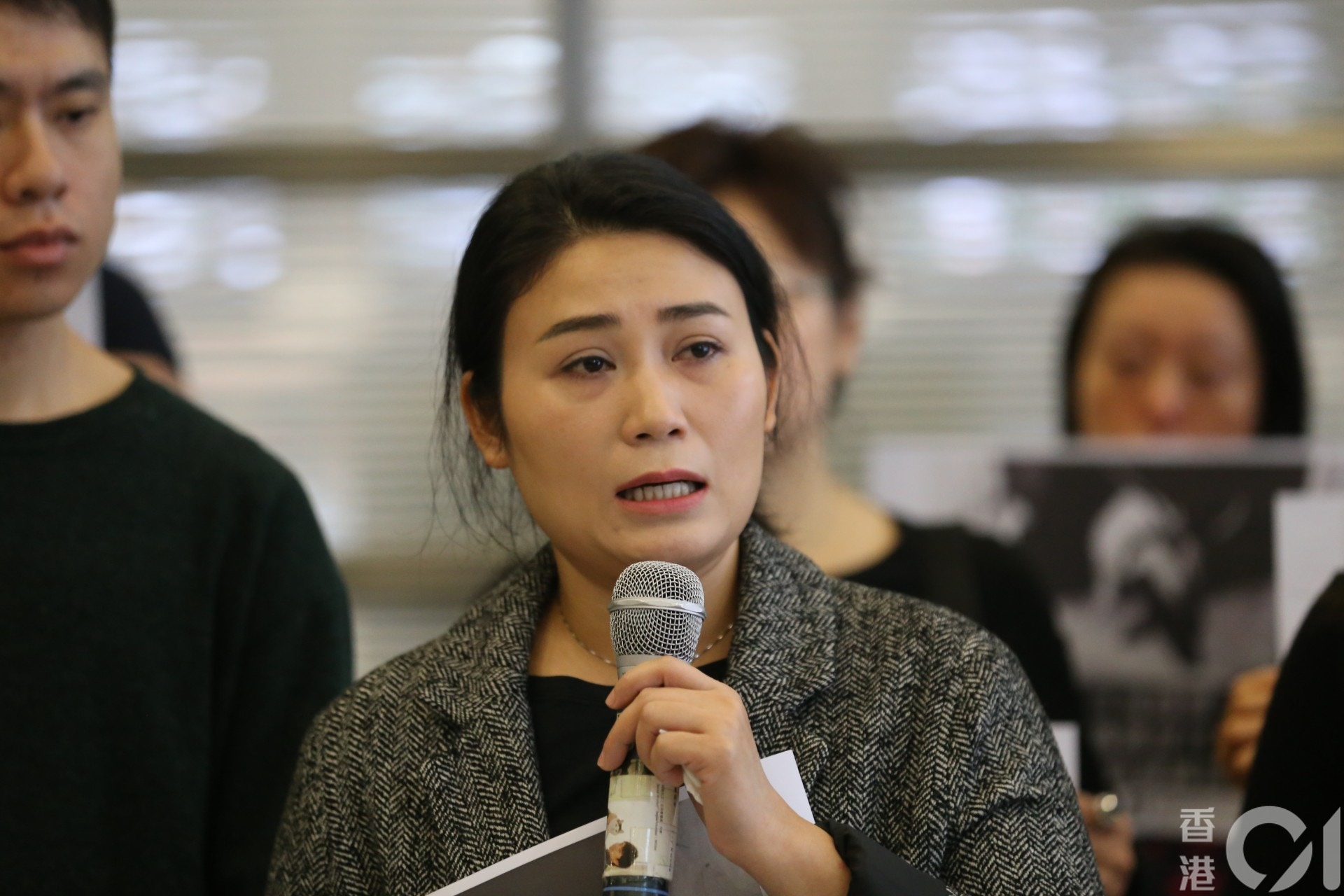 居港泰國華僑May,聲淚俱下地批評漁護署處理狗隻的方法。(邵沛琳攝) 居港泰國華僑May,聲淚俱下地批評漁護署處理狗隻的方法。(邵沛琳攝)