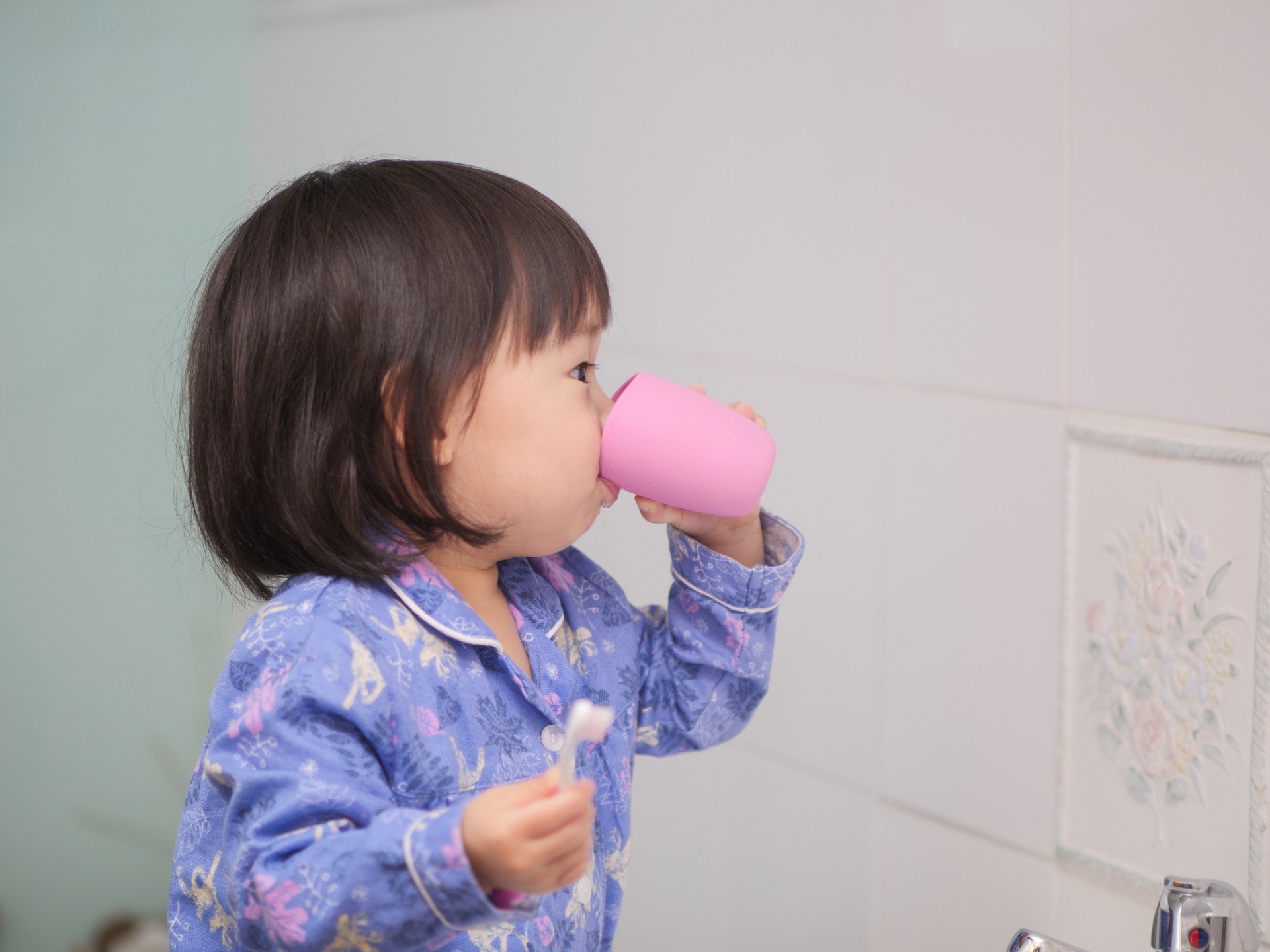 我們從小刷牙就會漱口,英國小孩卻不然。(Gettyimage/視覺中國) 我們從小刷牙就會漱口,英國小孩卻不然。(Gettyimage/視覺中國)
