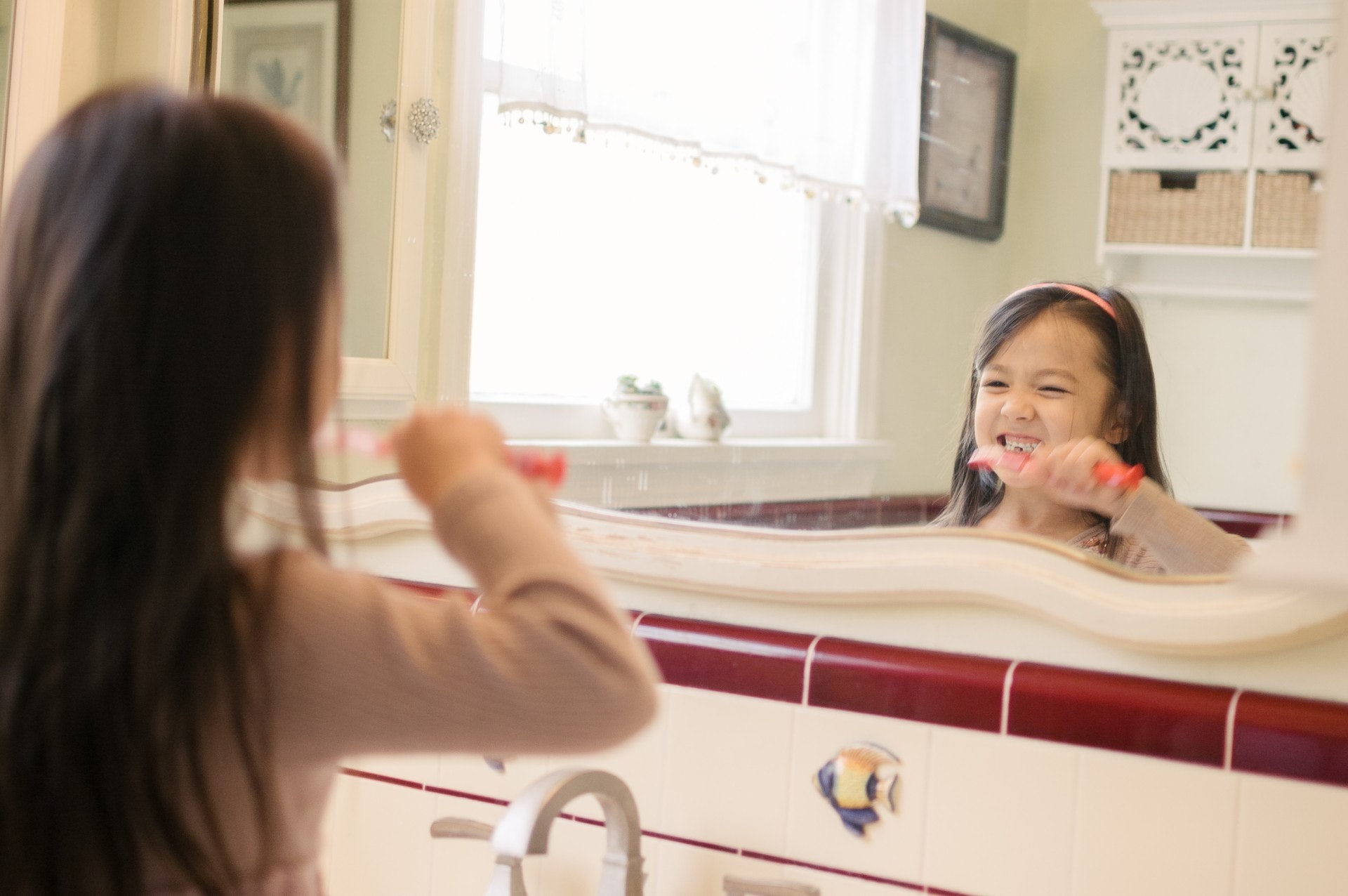 NHS和英國牙醫協會一直都教大家刷完牙吐走泡泡和多餘牙膏就可以,不要漱口。(Gettyimages/視覺中國) NHS和英國牙醫協會一直都教大家刷完牙吐走泡泡和多餘牙膏就可以,不要漱口。(Gettyimages/視覺中國)