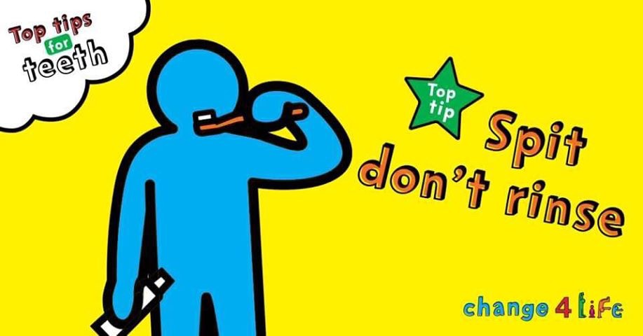 這一張大海報是教小朋友刷牙的正確方法:「不要漱口,吐出來就可以」(作者提供) 這一張大海報是教小朋友刷牙的正確方法:「不要漱口,吐出來就可以」(作者提供)