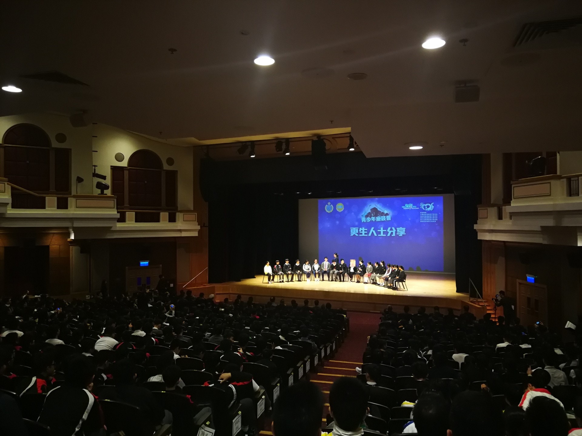 阿玲今日向千名學生講述如何行差踏錯，警醒他們要選擇正確人生。（懲教處提供圖片）