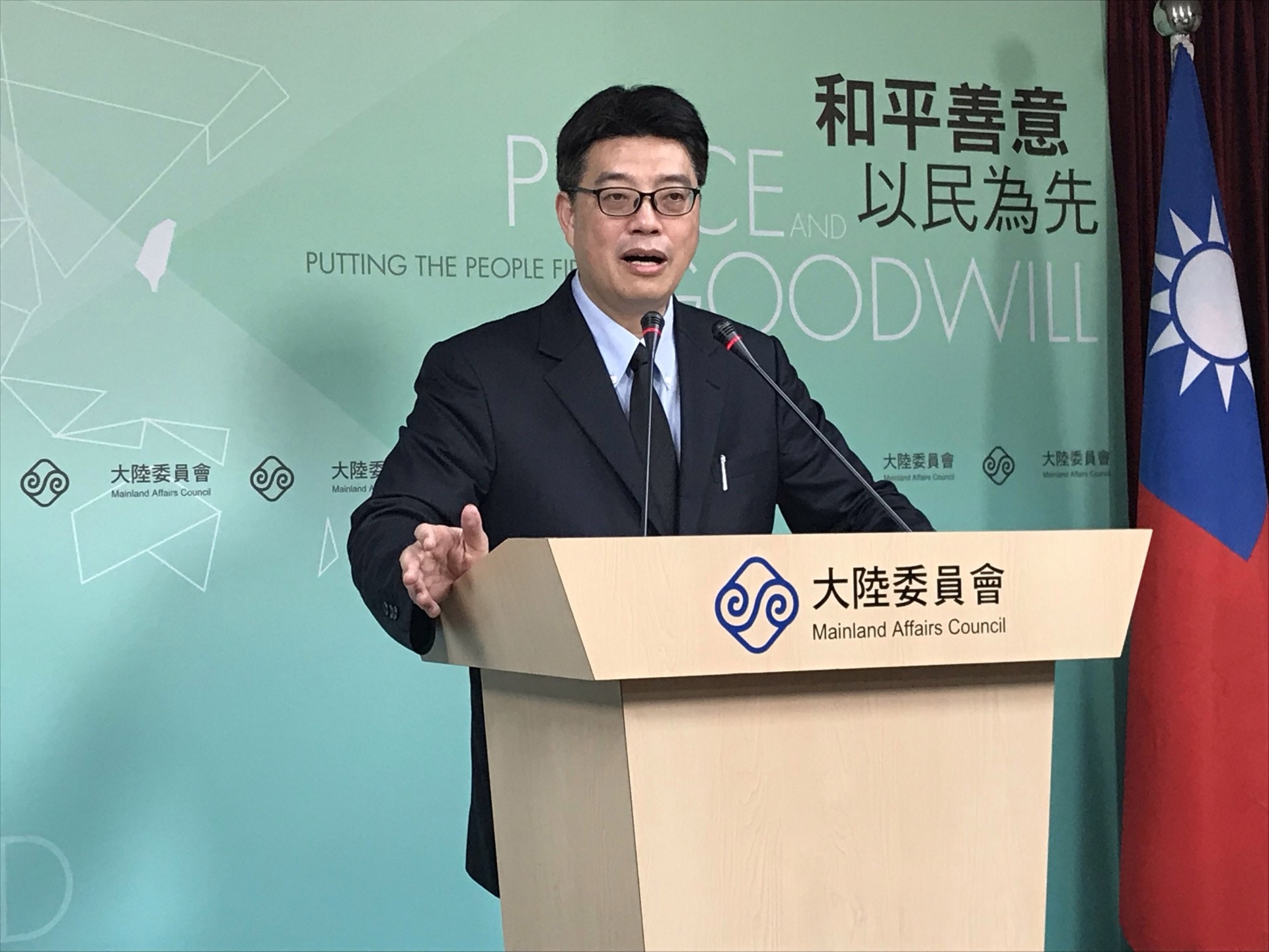 陸委會發言人邱垂正7日表示，不涉及「政協機制」的 狀況下，單純參與學術活動，討論「民主協商」相關議題，並不違法。