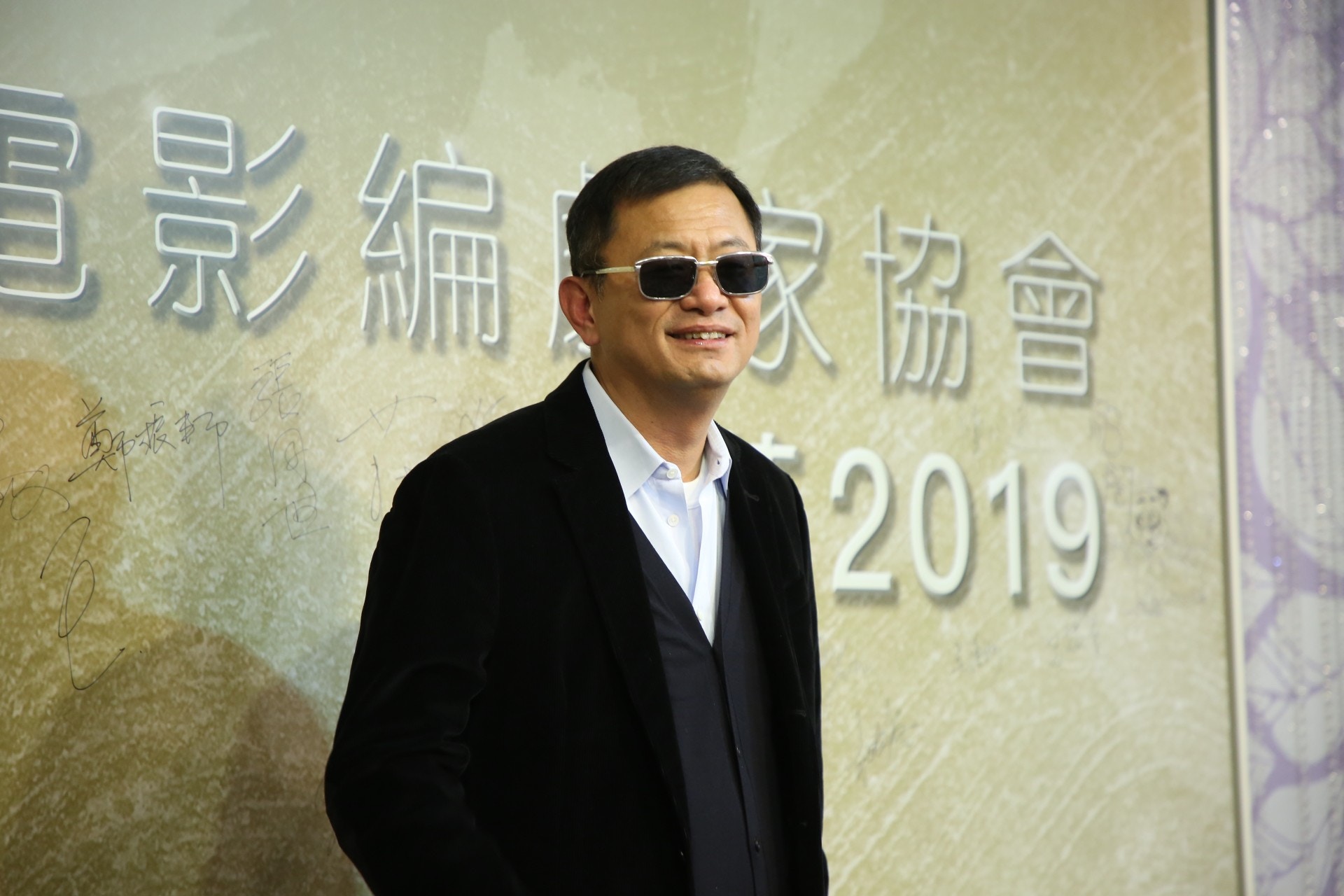 王家衛獲編劇家協會榮譽大獎　帶埋手稿亮相：證明我拍戲係有劇本