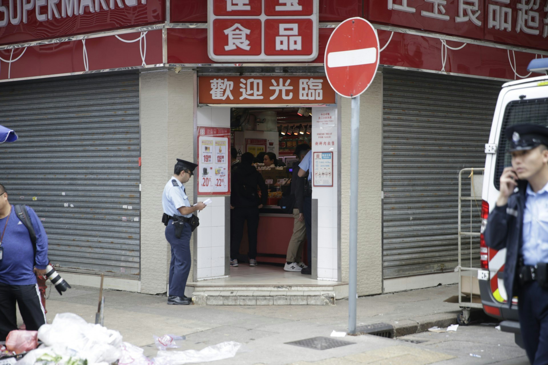 周六早上12時許，油麻地一名男子持刀，斬傷一超市男職員，被警方開槍擊斃。（黃偉民攝）