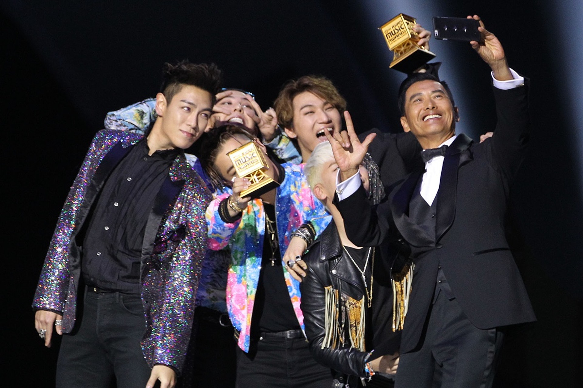 2015年MAMA頒獎禮,發哥周潤發為BIGBANG頒獎。BIGBANG是當晚的最大贏家,但今日風光不再。(視覺中國) 2015年MAMA頒獎禮,發哥周潤發為BIGBANG頒獎。BIGBANG是當晚的最大贏家,但今日風光不再。(視覺中國)