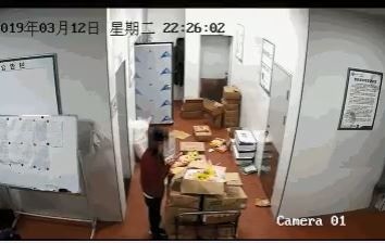 警方稱，監控視頻顯示，有家長進入學校後，改變了食材原有形態，並故意擺拍成為照片視頻。（微博）