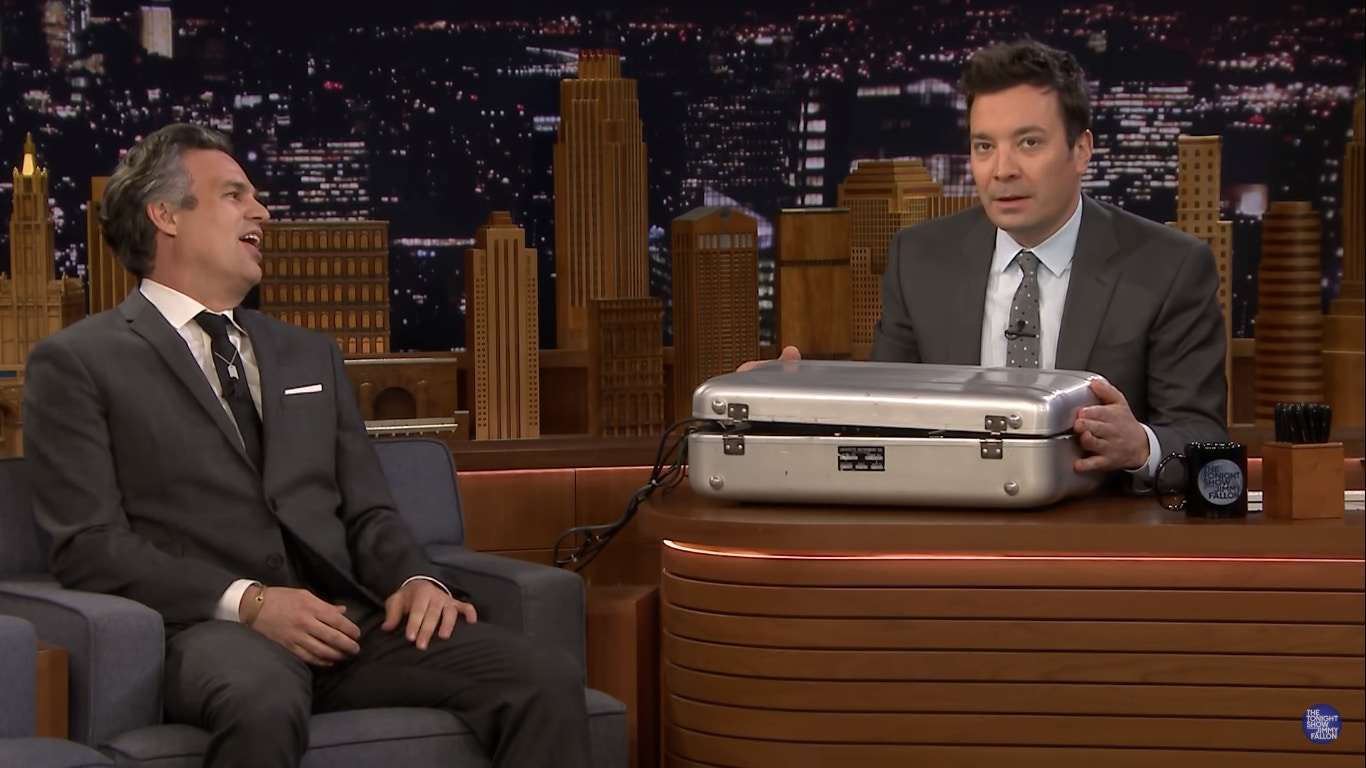 麥克雷法路出席《The Tonight Show Starring Jimmy Fallon》節目，並接受主持Jimmy Fallon測謊機實驗。（網上擷圖）
