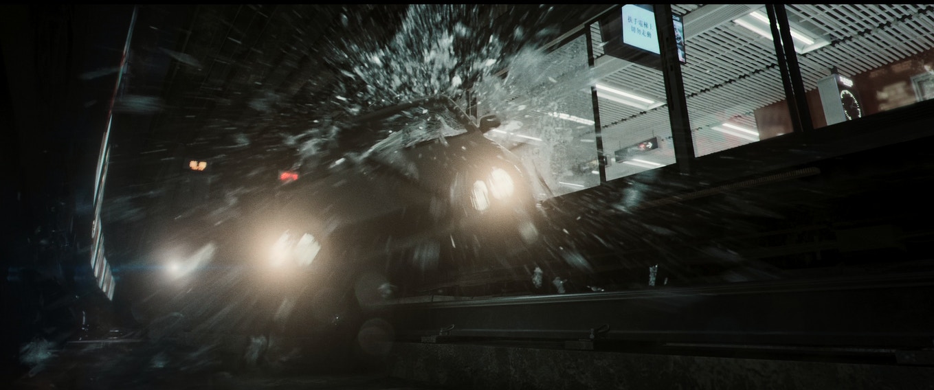 私家車剷入港鐵站一幕，真是驚心動魄。（網上擷圖）