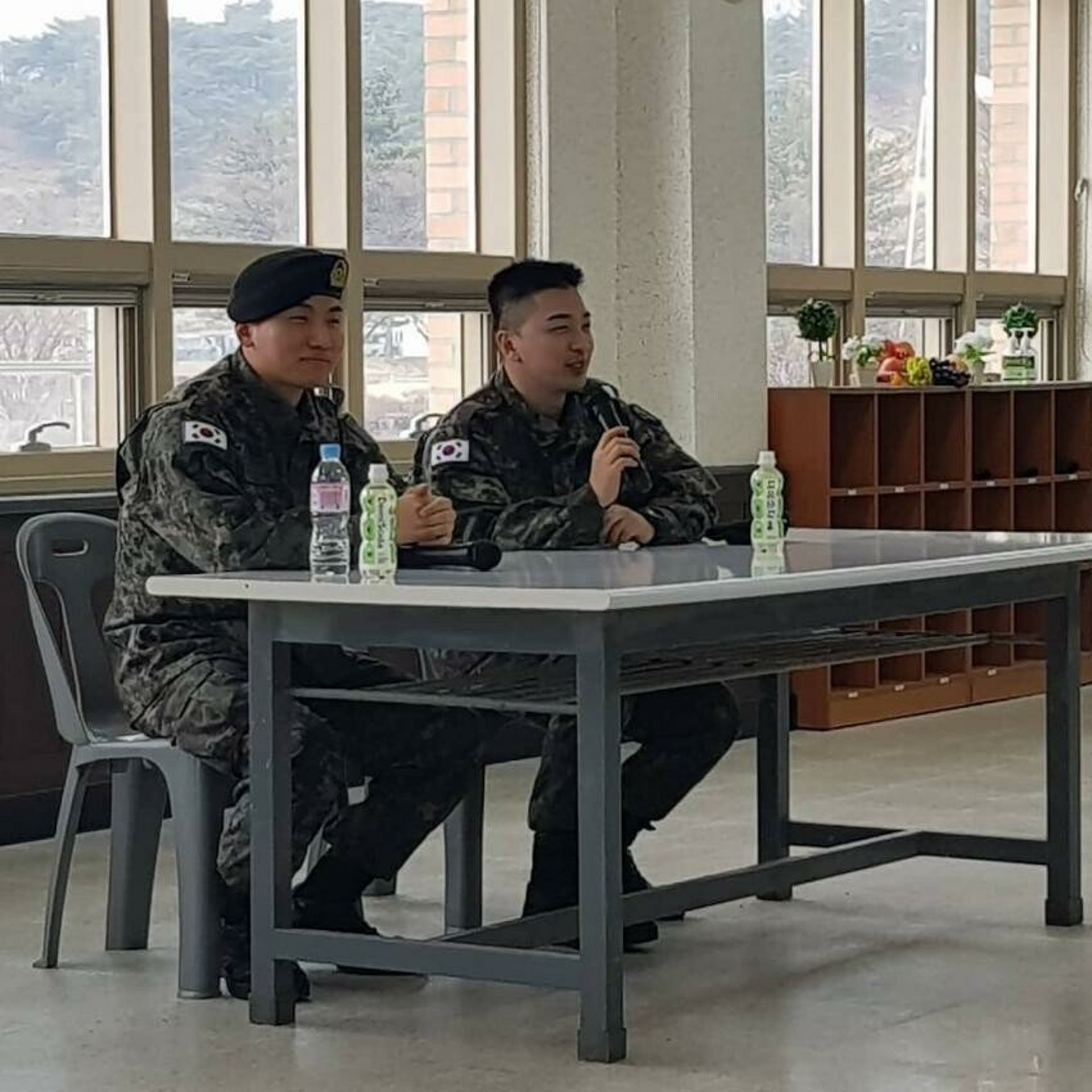 身穿軍服的太陽及大聲拿住咪輪流發言,而且面上露出愉快笑容,心情似乎沒被勝利醜聞影響。(網上圖片) 身穿軍服的太陽及大聲拿住咪輪流發言,而且面上露出愉快笑容,心情似乎沒被勝利醜聞影響。(網上圖片)