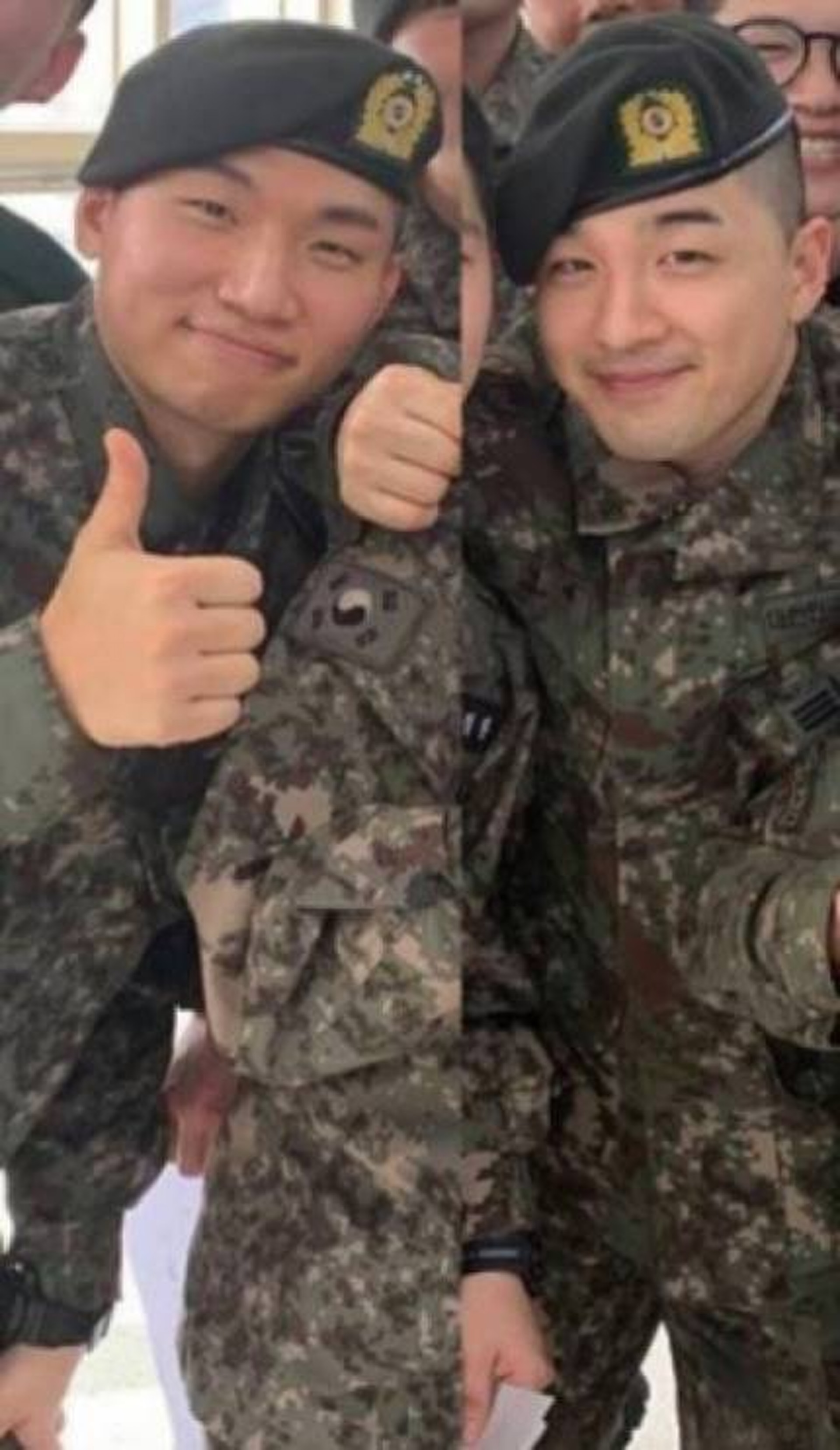 太陽及大聲在軍中與其他士兵合照。(網上圖片) 太陽及大聲在軍中與其他士兵合照。(網上圖片)