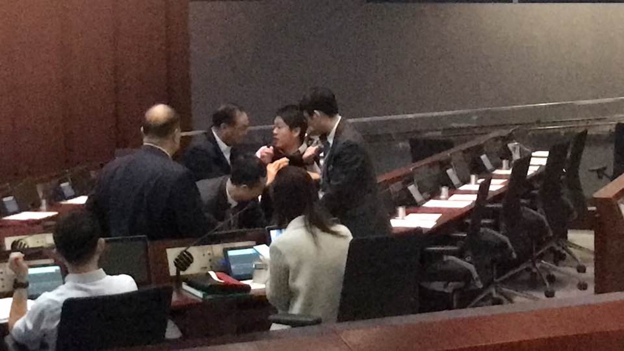 主席廖長江將許智峯驅逐離場,保安抬走許智峯,許稱被保安「屈手肘」。(吳倬安攝) 主席廖長江將許智峯驅逐離場,保安抬走許智峯,許稱被保安「屈手肘」。(吳倬安攝)