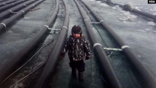 在俄羅斯社交網絡上流傳的照片顯示，中國投資興建的瓶裝水工廠已在貝加爾湖上架設了許多抽水管道。（美國之音）