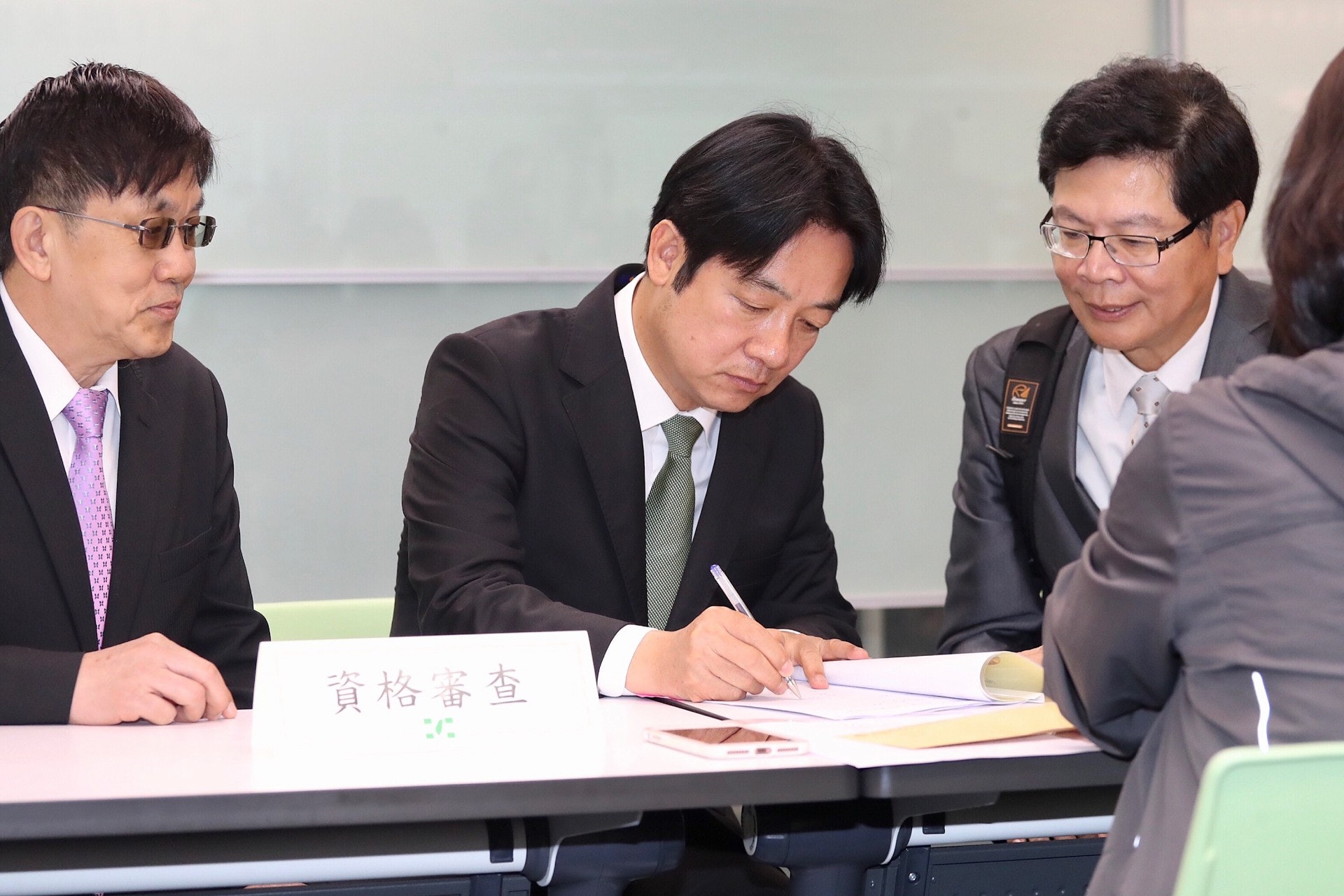 民進黨2020年總統大選黨內初選,前行政院長賴清德( 中)18日前往民進黨中央黨部登記,並繳交登記費新台幣400萬元以及民調費用100萬元。(中央社) 民進黨2020年總統大選黨內初選,前行政院長賴清德( 中)18日前往民進黨中央黨部登記,並繳交登記費新台幣400萬元以及民調費用100萬元。(中央社)