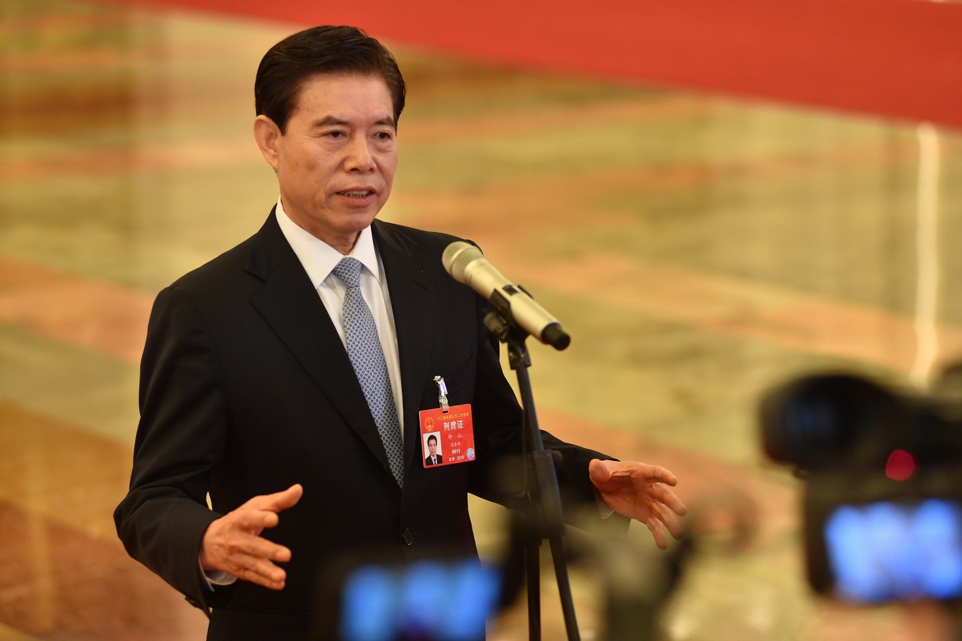 3月5日午間開啟的兩會第二場「部長通道」上,商務部部長鐘山回顧中美磋商過程,並表示「磋商非常艱難辛苦,對於成果應當珍惜」。(視覺中國)