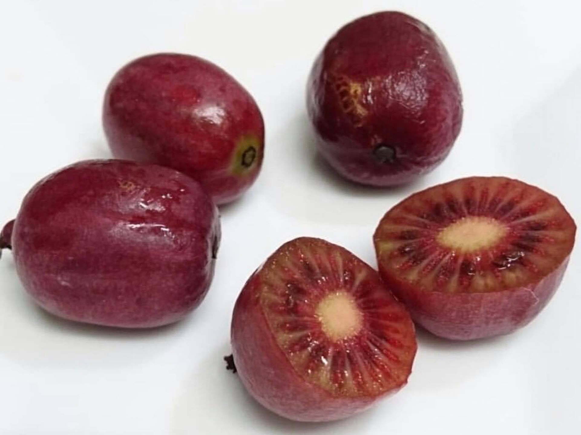 另外亦有不論內外都呈紅色的奇異莓,不切開還以為是紅提子。(Instagram:maiko_411)