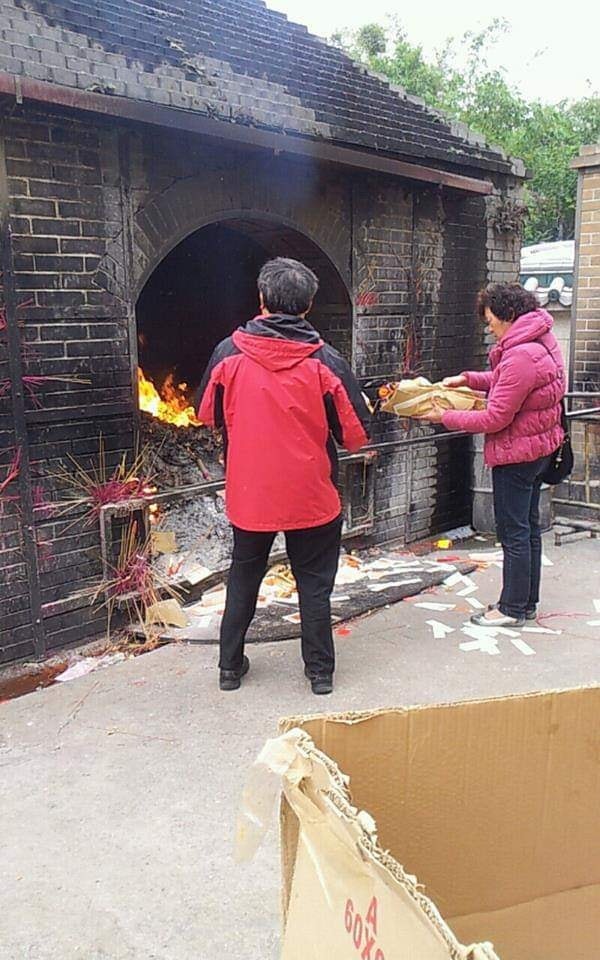 該專頁希望拜祭人士能在化寶前先檢查爐內有否狗隻。(Facebook@山上貓狗協會) 該專頁希望拜祭人士能在化寶前先檢查爐內有否狗隻。(Facebook@山上貓狗協會)