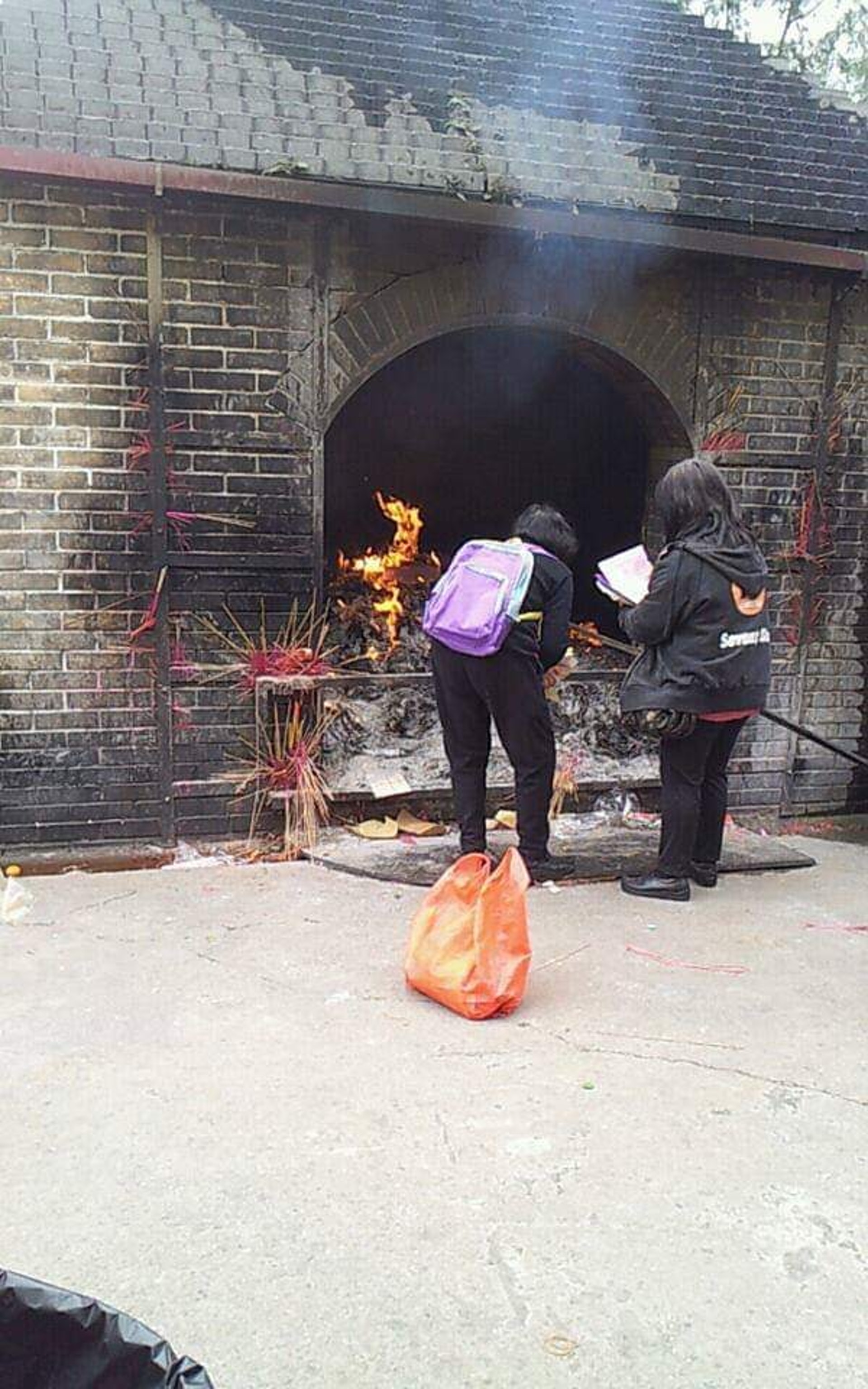 拜祭人士在下次燃燒冥鏹時，可先細心查看爐內是否有狗隻躲藏。（Facebook@山上貓狗協會）