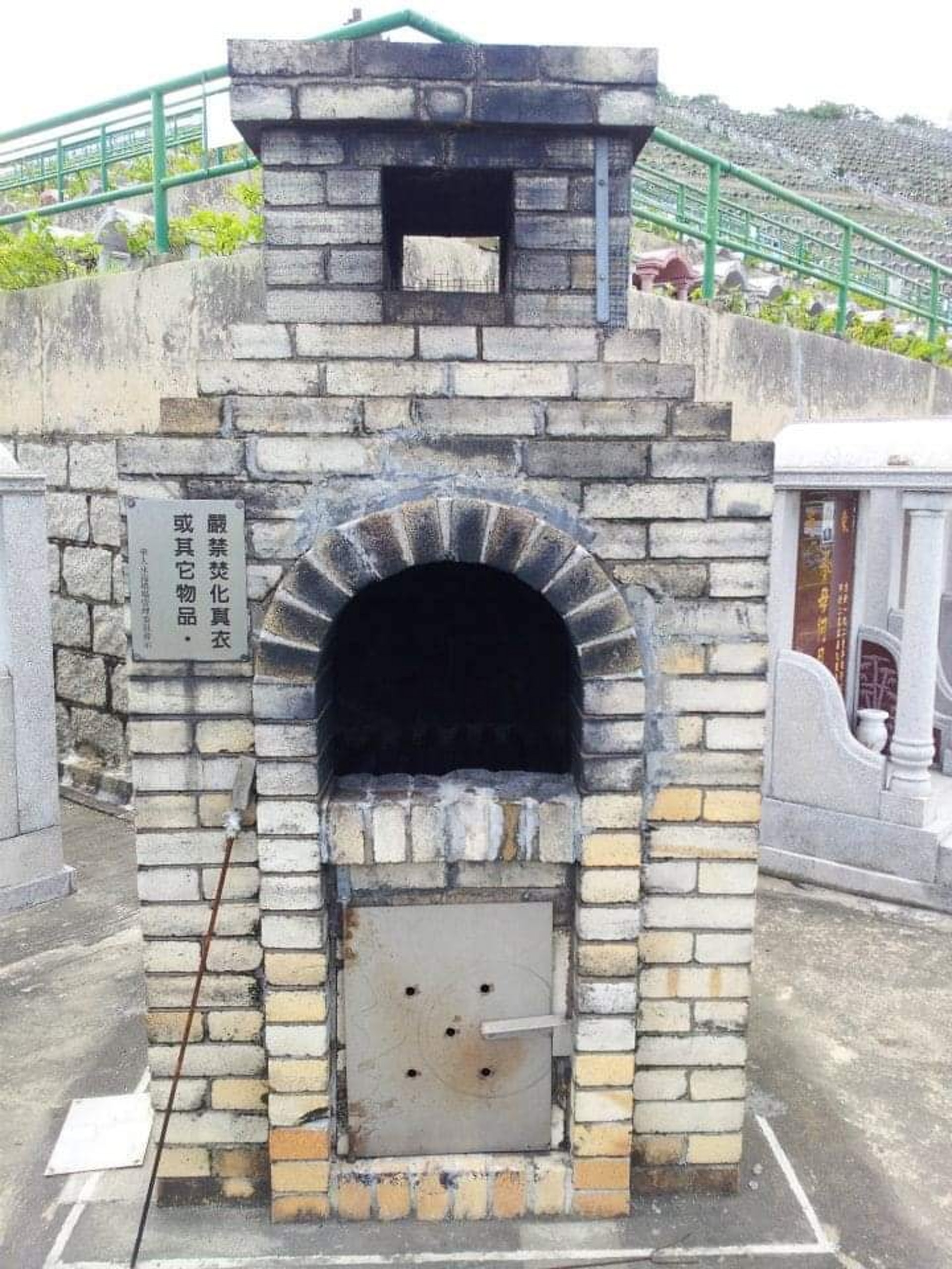 現時有部分化寶爐已加裝鐵門。（Facebook@山上貓狗協會）