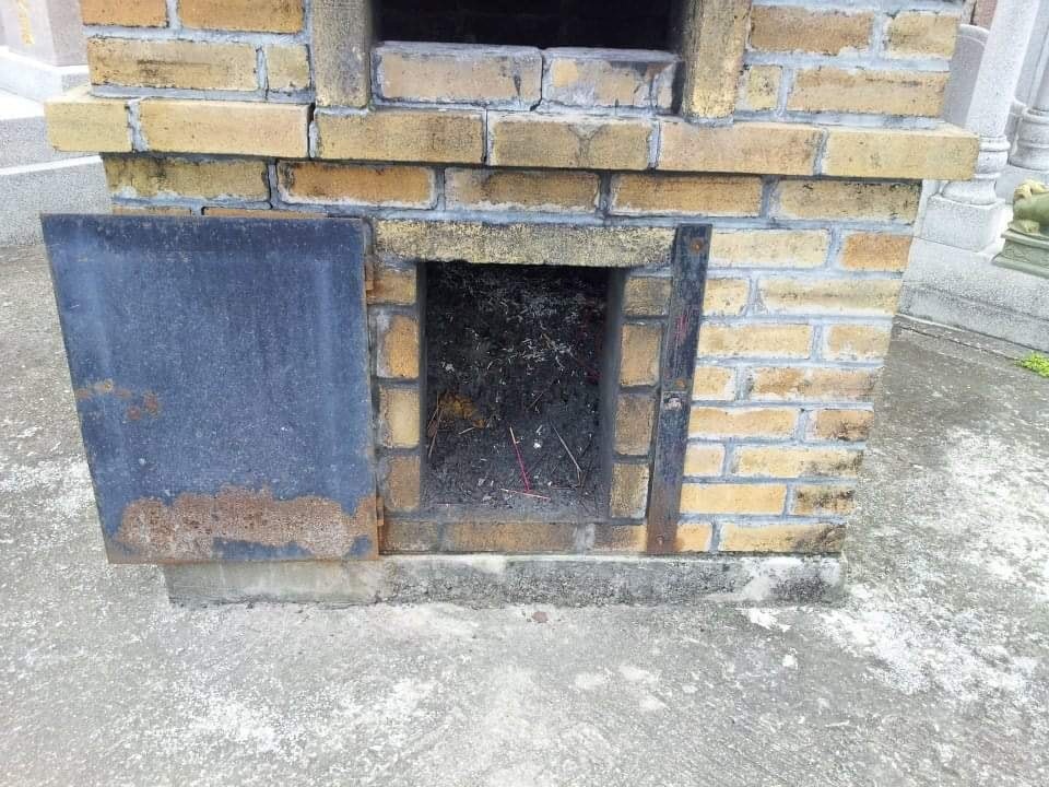 面對日曬雨淋及無情驅趕,狗狗們誤以為化寶爐是個安全的容身之所。(Facebook@山上貓狗協會) 面對日曬雨淋及無情驅趕,狗狗們誤以為化寶爐是個安全的容身之所。(Facebook@山上貓狗協會)