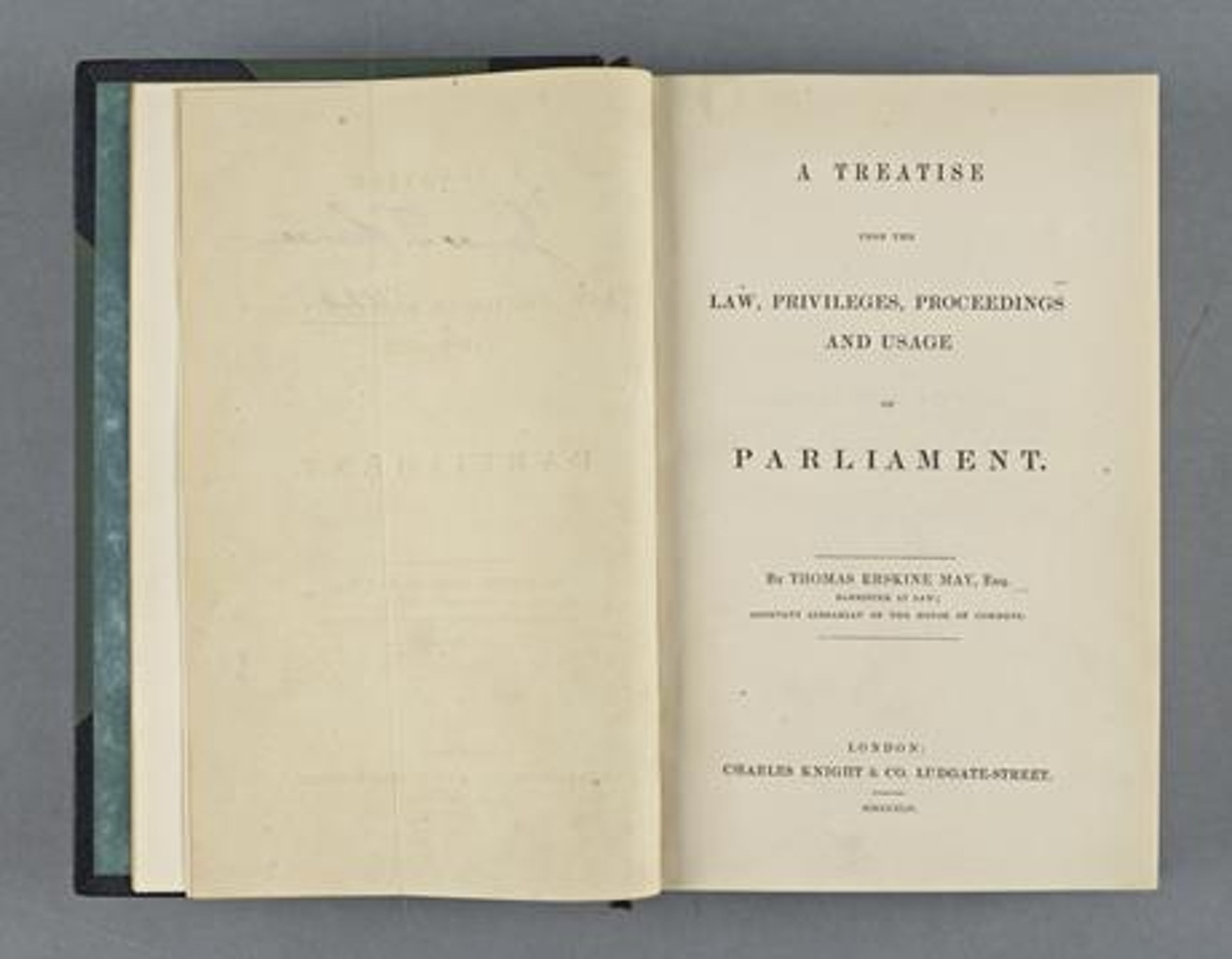 《Erskine May》在1844年出版,綜述英國數百年來的議會慣例,以供參考,第25版即將推出。根據英國國會網站,第24版長達1097頁,售價為439.99英鎊(折合約4,600港元)。(英國國會網站)