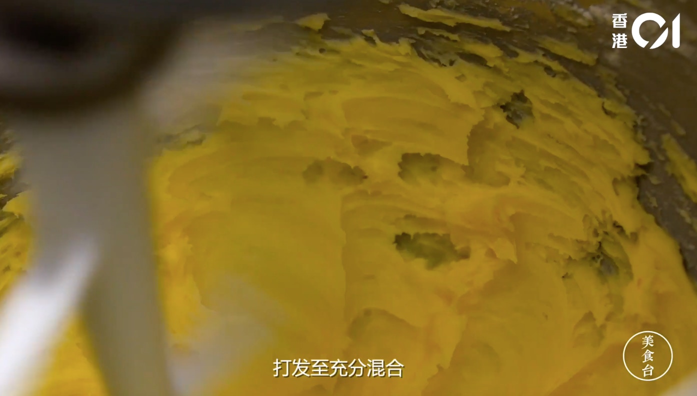 Step 1：混合牛油、糖粉後，加入麵粉、杏仁粉，攪拌至顆粒狀（一条提供）