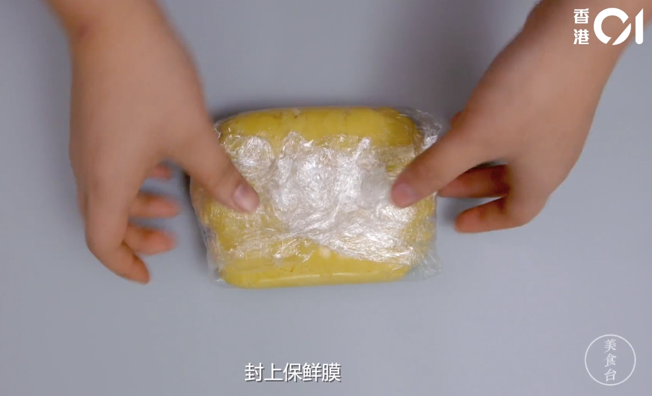Step 2：加入雞蛋後攪拌至麵團狀，冷藏6小時（一条提供）