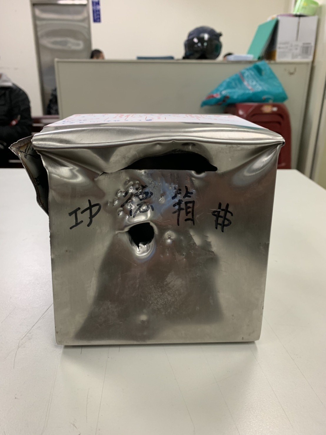 販毒所得藏在鐵箱，嫌犯戲稱是功德金。（聯合新聞網提供）