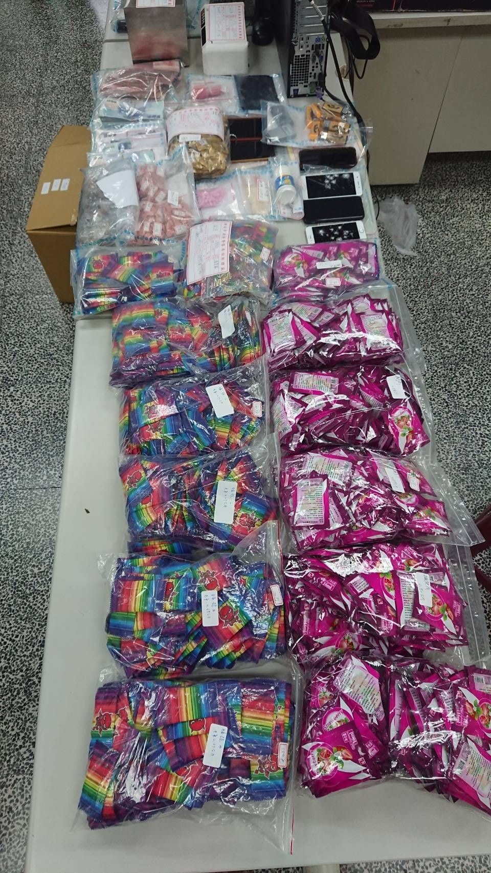 嫌犯屋內各式毒品包裝琳瑯滿目共約10公斤，宛如毒品雜貨店。（聯合新聞網提供）