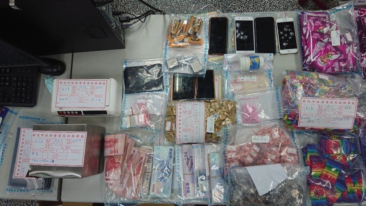 嫌犯屋內各式毒品包裝琳瑯滿目共約10公斤，宛如毒品雜貨店。（聯合新聞網提供）