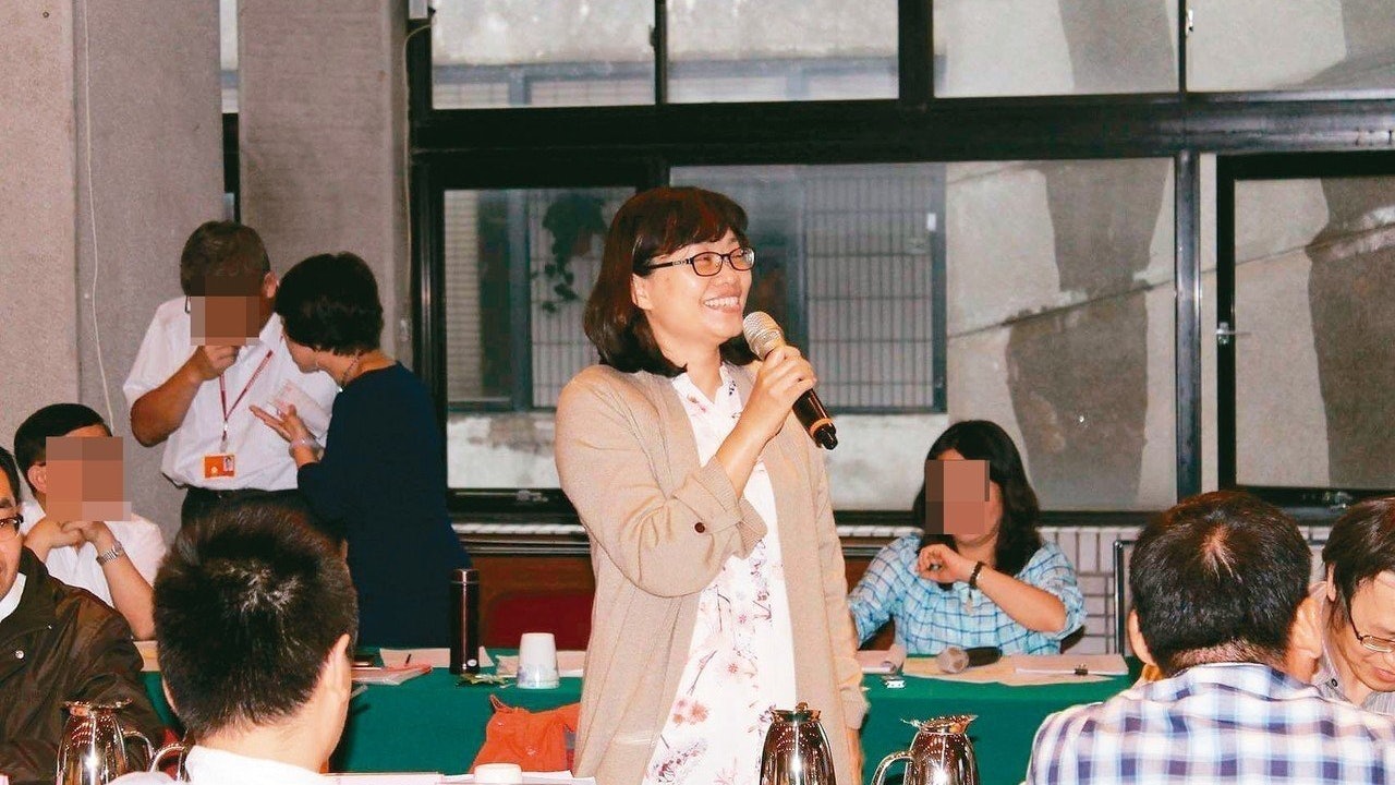 陸女移居台灣後疑勾老公捱告 被檢察官脫光揉胸拍攝私處惹爭議 陸女移居台灣後疑勾老公捱告 被檢察官脫光揉胸拍攝私處惹爭議