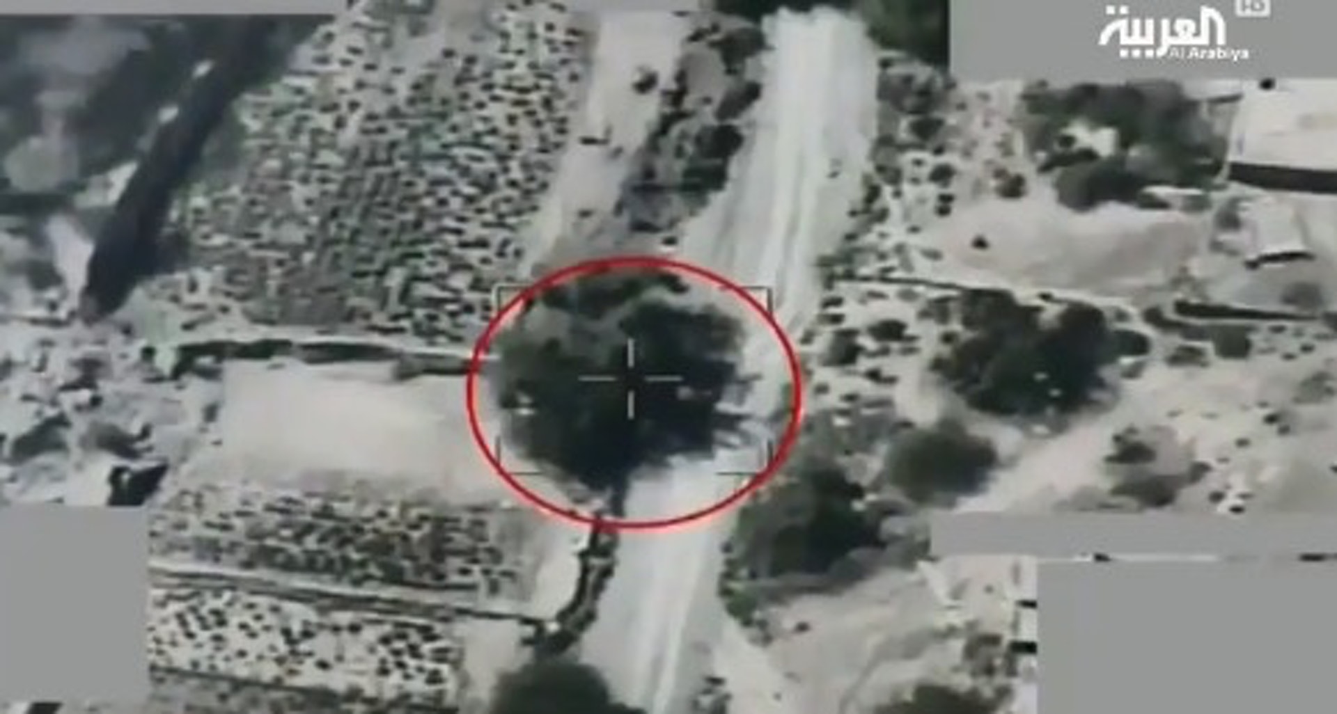 坦克試圖掩藏,仍無法逃脫無人機的監控識別,被無人機鎖定位置。(Twitter)