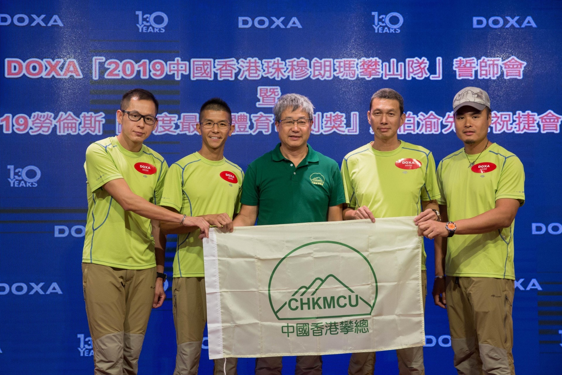 有3次登上珠峰頂經驗的曾志成(右二)是攀山隊的領隊,盧澤琛(右一)、黎樂基(左一)及張志輝(左二)將挑戰登頂。(張浩維攝) 有3次登上珠峰頂經驗的曾志成(右二)是攀山隊的領隊,盧澤琛(右一)、黎樂基(左一)及張志輝(左二)將挑戰登頂。(張浩維攝)