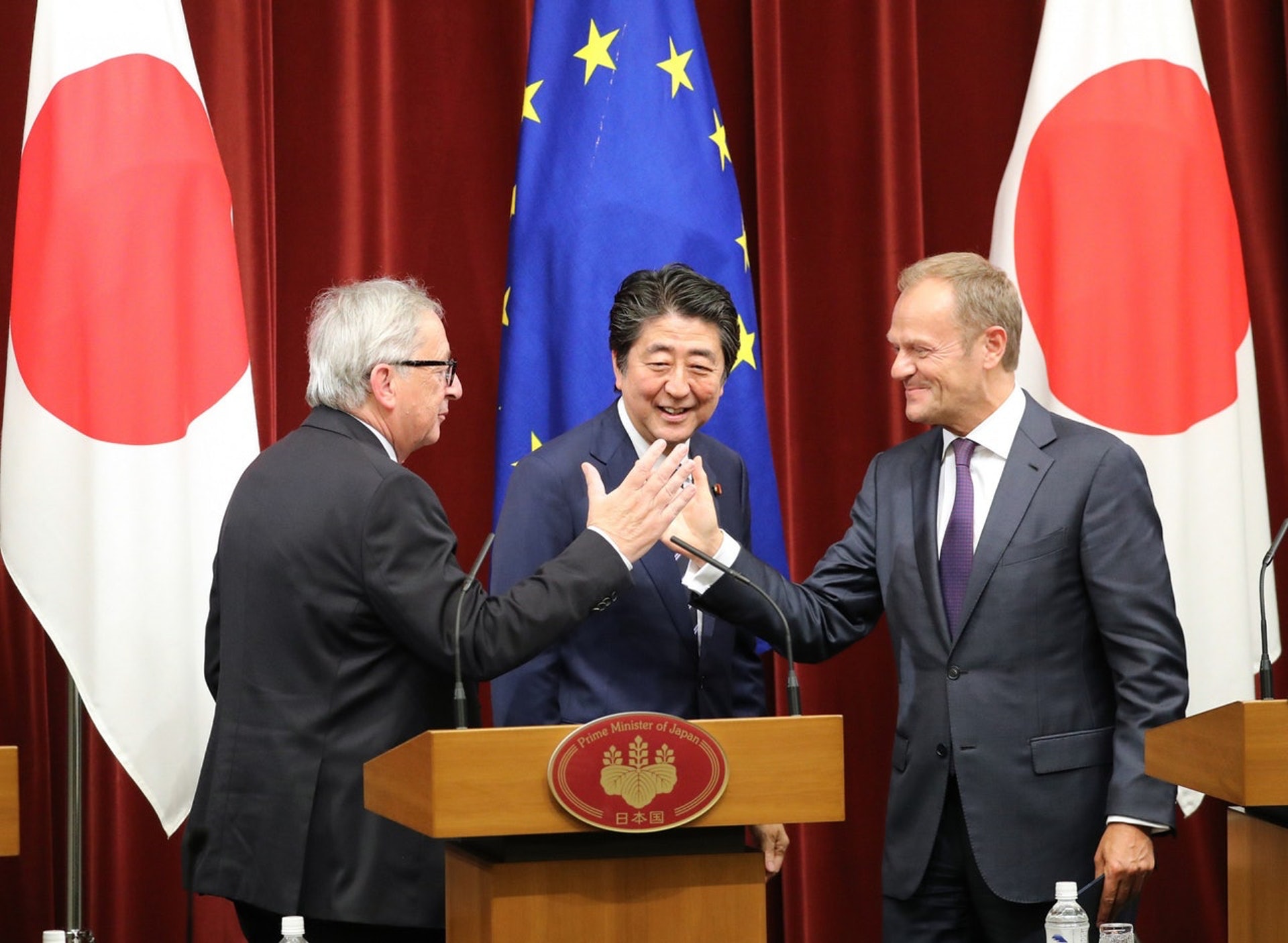2018年7月17日,日本首相安倍晉三與歐盟委員會主席容克(Jean-Claude Juncker)及歐洲理事會主席圖斯克(Donald Tusk),在東京正式簽署日歐之間的自貿協定。(視覺中國)