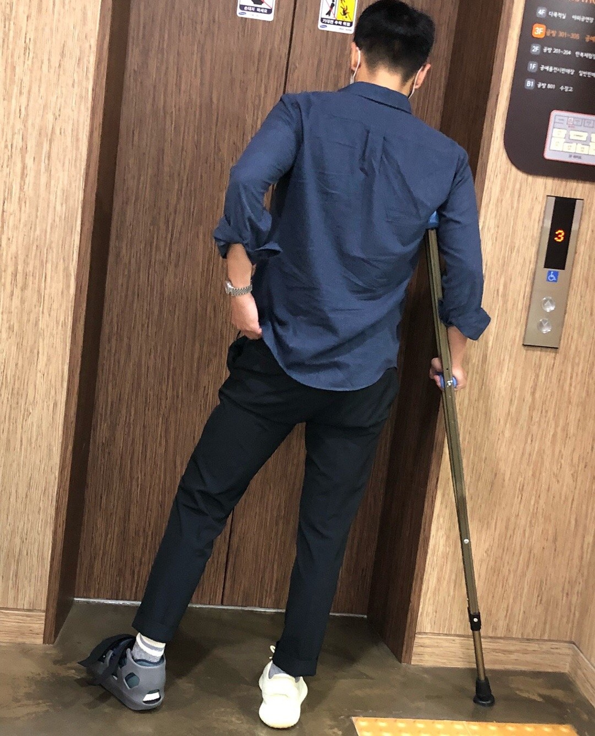 粉絲貼出T.O.P腳傷堅持上班的照片,力證不存在軍隊特惠。(網上圖片) 粉絲貼出T.O.P腳傷堅持上班的照片,力證不存在軍隊特惠。(網上圖片)