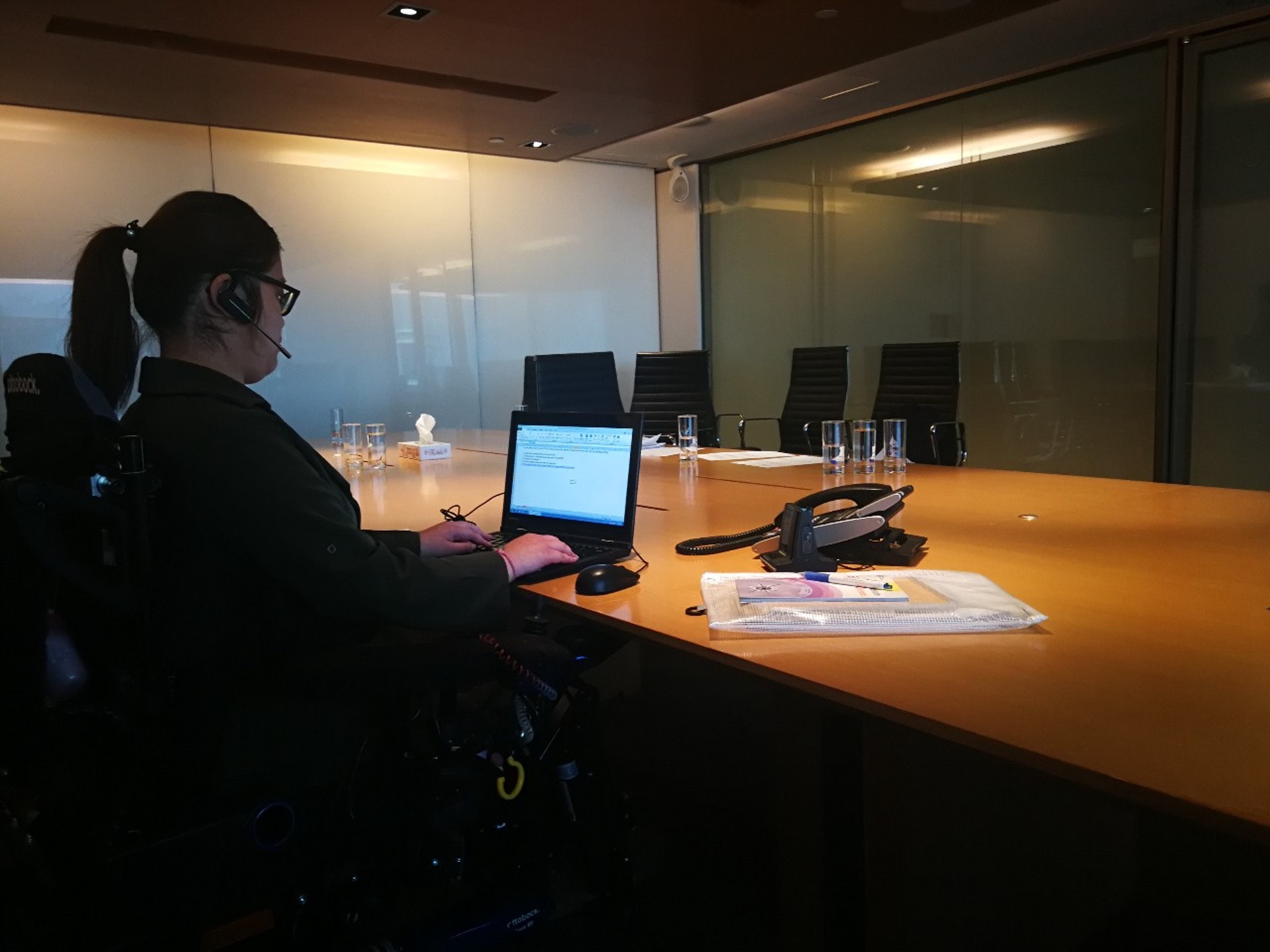 鄧曉恩今年24歲，目前從事人力資源工作，她平時坐在輪椅上工作。（袁澍攝）
