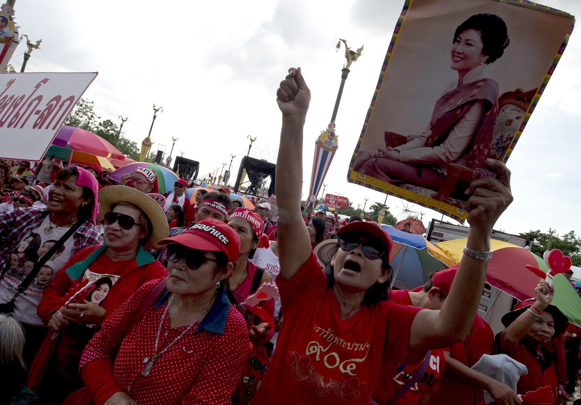 泰國大選:泰國自2013年底開始一連串反政府示威,反政府的「黃衫軍」與支持時任總理英祿的「紅衫軍」在當地對峙多時。(法新社)