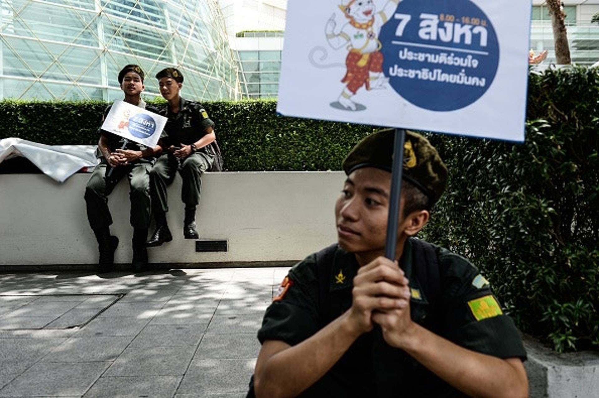 泰國大選:服軍役的少年2016年被派到街上宣傳公投。(Getty Images)