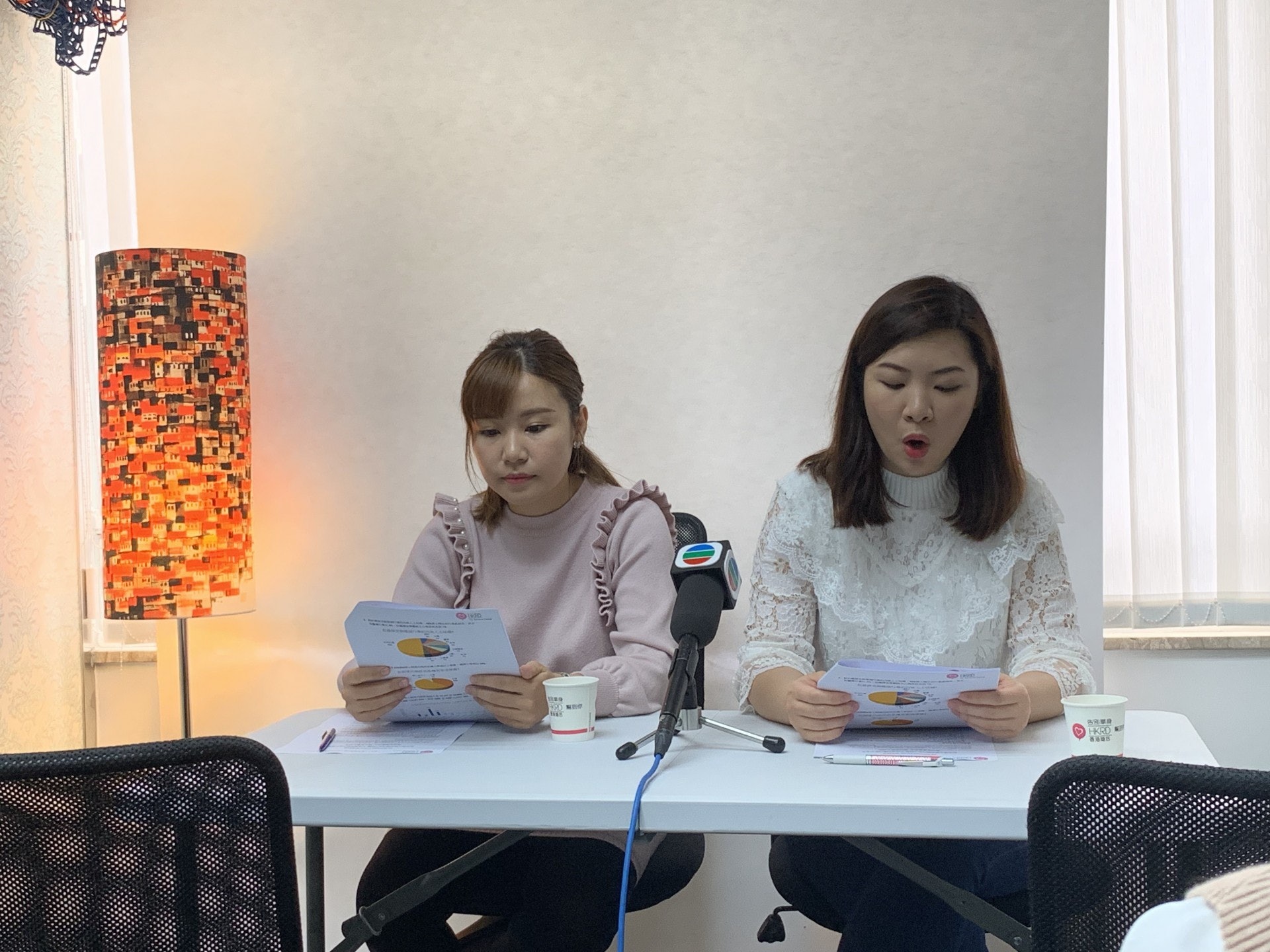 交友配對公司HKRD於今年2月至3月,以街頭及網上問卷,訪問逾600名單身男女,了解其選擇內地配偶意向。左為張惠萍。(陳淑霞攝)