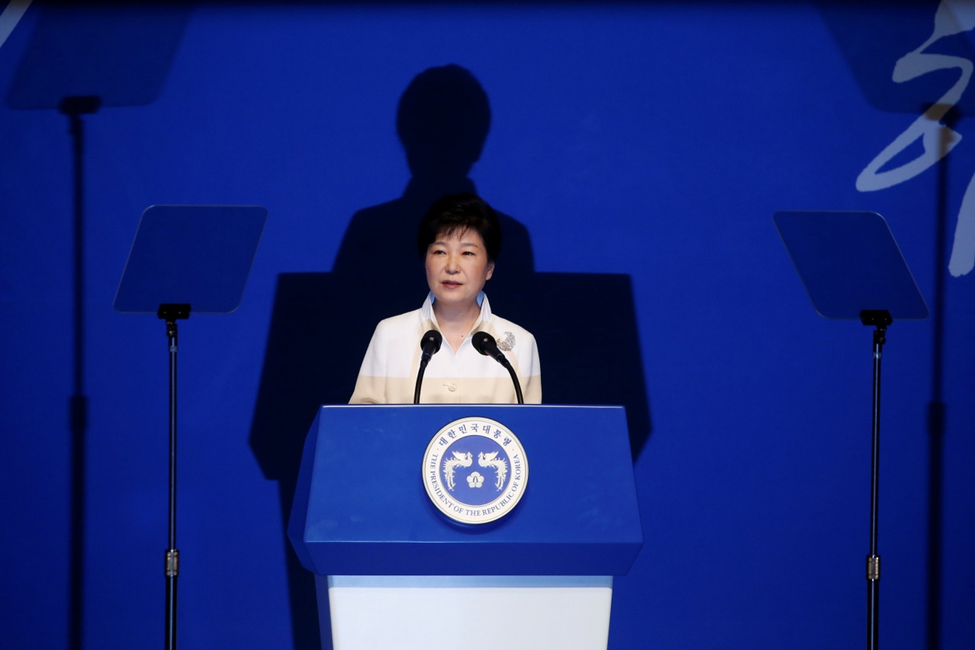 朴槿惠的總統任期在2018年屆滿,她表示「總統單任制」不合時宜,難以讓政策廷續,故爭取在任內完成修憲 。(路透社) 朴槿惠的總統任期在2018年屆滿,她表示「總統單任制」不合時宜,難以讓政策廷續,故爭取在任內完成修憲 。(路透社)